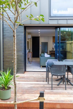 Merivale Gem: 2BR Townhouse Oasis, Christchurch